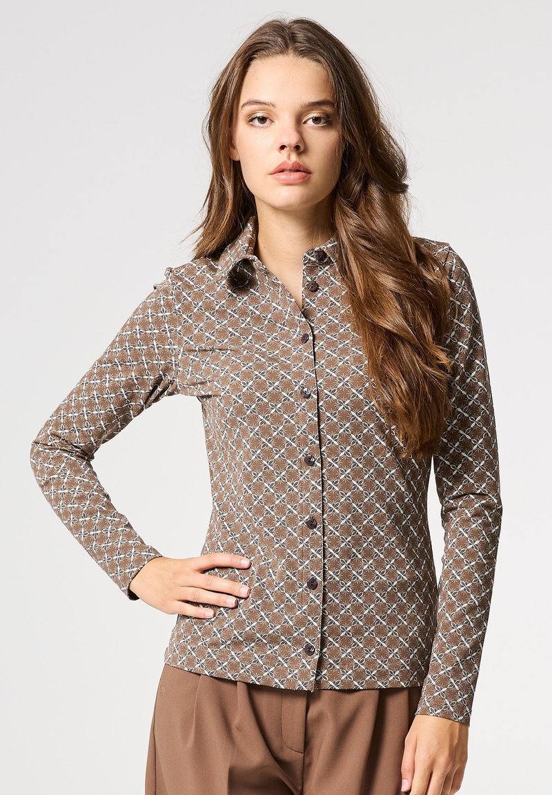 Brown gedessineerde overhemd met lange mouwen en knoopsluiting, voorzien van een geometrisch patroon en blauwe accenten, gemaakt van zachte stof.