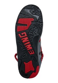 Černá pryžová podrážka boty s červenými dekorativními vzory, texturovanými úchopy a slovem „EWING“ tučně červeným písmem.