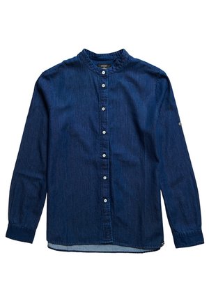 Długa granatowa koszula z denimu z kołnierzykiem typu mandarynka i białymi guzikami z przodu, rozłożona na płasko na białym tle.