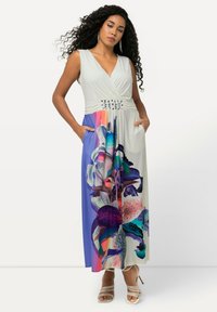 Maxime dress med djup V-ringning och plisserad kropp; har färgglada blommönster i lila, rosa och vitt; inkluderar fickor och pärlaccenter.