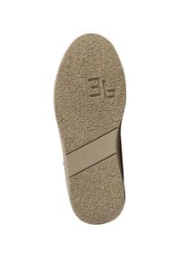 Suola di scarpa color beige chiaro con superficie testurizzata e logo impresso. Presenta una striscia orizzontale di un beige leggermente più scuro. Forma piatta e ovale.