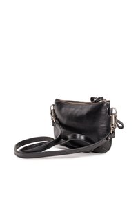 Sac en cuir noir porté croisé avec un dessus zippé, une bandoulière réglable et des accents en métal. Texture lisse avec une forme ovale.