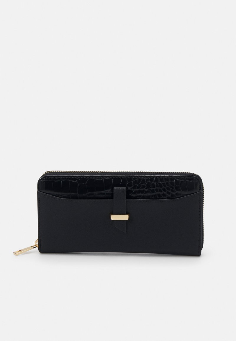 Portefeuille noir en cuir texturé avec une finition lisse, doté d'une fermeture éclair, de quincaillerie dorée et d'un motif crocodile en accent.