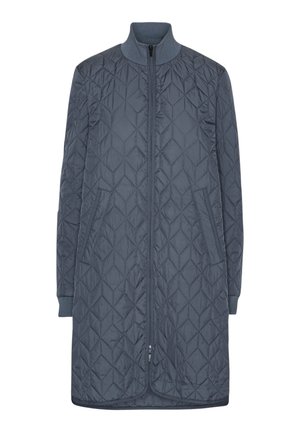 Gesteppter langer Mantel in Dunkelgrau mit hohem Kragen, Reißverschluss, Seitentaschen und gerippten Bündchen. Geometrisches Rautenmuster als Textur.