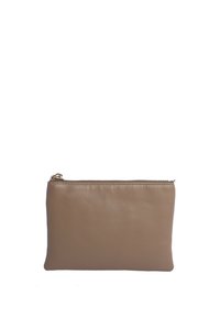 Bolsita de cuero marrón claro con una textura suave, presenta un cierre de cremallera en la parte superior y un diseño minimalista, adecuada para varios pequeños objetos.