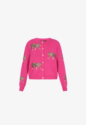 Rosa Strickjacke mit langen Ärmeln und rundem Halsausschnitt. Sie hat ein wiederholtes Tigerdesign in Beige und Schwarz. Fünfknopf-Frontverschluss.