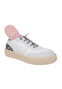 Baskets en cuir blanc avec des accents gris et un intérieur rose. Présentent une semelle beige texturée et un détail de talon à imprimé léopard multicolore.