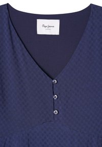 Vestido azul marino con un patrón texturizado, escote en V y tres botones decorativos en la parte delantera. La etiqueta dice "Pepe Jeans London."