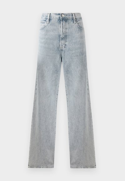 Jean en denim bleu clair avec taille haute, silhouette à jambes larges, design traditionnel à cinq poches et effets de décoloration subtils.
