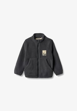 Tummanharmaa fleece-takki, jossa on etuvetoketju, kaksi taskua ja rintapäällä oleva applikaatio, jossa aurinko nousee vuorten ylle.