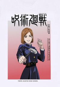 Bílý tričko s anime postavou hnědovlasého chlapce, který má na sobě tmavě modrou uniformu a drží kladivo na pozadí s gradientem.