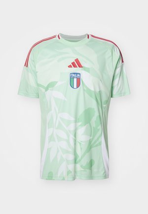 Světle zelený fotbalový dres s krátkým rukávem, s vzorem listů, červenými pruhy na ramenech a logem "Italia" na přední straně.