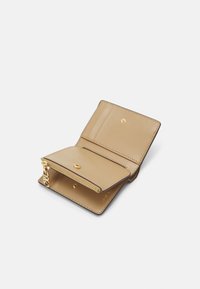MICHAEL Michael Kors SNAP COIN BILLFOLD - Novčanik - camel