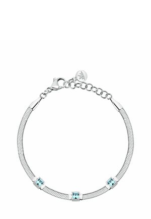 Bracciale d'argento con design intrecciato, caratterizzato da tre cristalli quadrati azzurri chiaro e chiusura con moschettone. Lunghezza della catena regolabile.