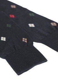Calze color navy scuro realizzate in tessuto testurizzato, caratterizzate da motivi quadrati ricamati in rosso, verde, beige e bianco.