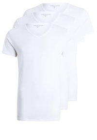 Trička s krátkým rukávem a výstřihem do V v bílé barvě, vyrobená z bavlněné látky, s hladkou texturou a klasickým střihem, dodávaná v balení po čtyřech.