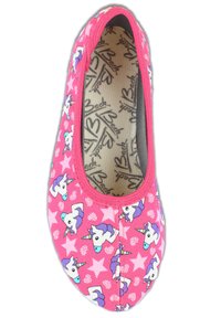 Ballerinas mit einem leuchtend pinkfarbenen Stoff, der mit Einhorn- und Sternmustern versehen ist, glatten Kanten und einer strukturierten Innensohle mit Logo-Details.