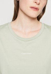Calvin Klein MICRO jasnozielony
