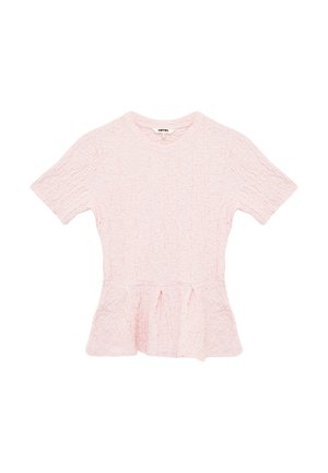 Lichtroze textuur korte mouwen blouse met ronde hals en uitlopende peplum zoom, plat gelegd op een witte achtergrond.