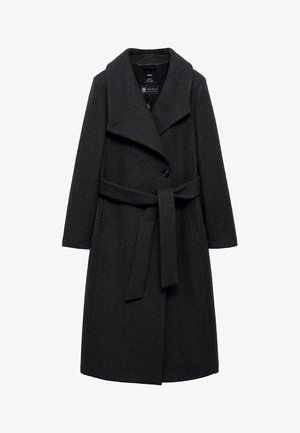 Cappotto in misto lana grigio scuro con ampio colletto, maniche lunghe e cintura coordinata. Presenta una chiusura con un singolo bottone e tasche laterali.