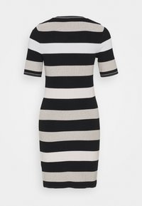 Une robe ajustée à manches courtes, arborant des rayures horizontales noires, beiges et blanches, présentée de dos.