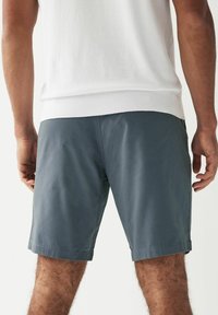 Next STRAIGHT FIT STRETCH CHINO - Šortai - pale blue