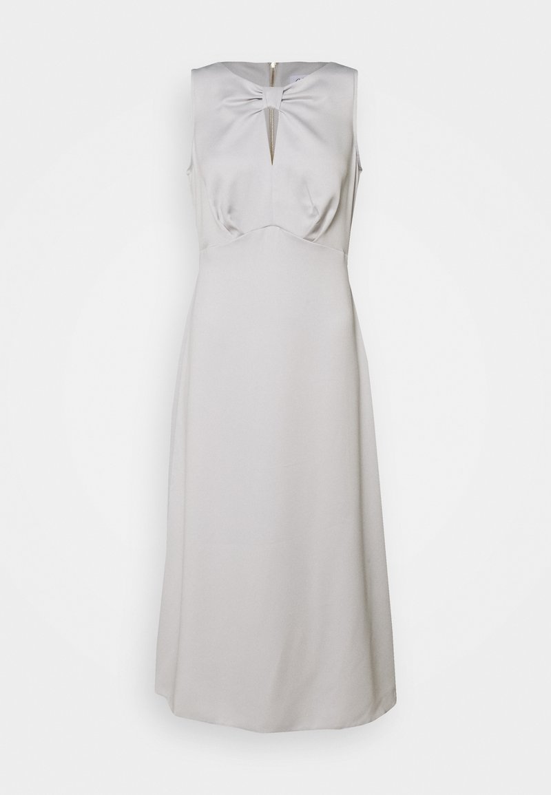 Robe midi sans manches gris clair avec un col en forme de trou de serrure et un détail nœud à la poitrine.