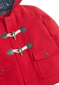 Abrigo duffle de lana roja con capucha, toggles negros y cierres de cuerda blanca. Dos bolsillos frontales con botones, forro a rayas visible en el interior.