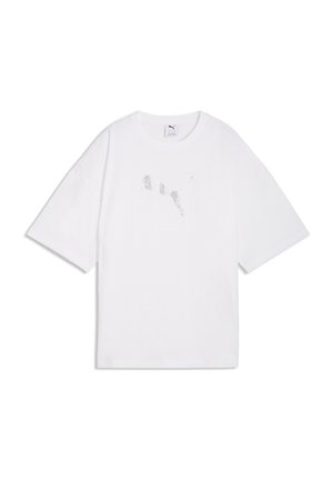 Biała, oversize'owa koszulka z krótkim rękawem, okrągłym dekoltem i szarym logo Puma złożonym z małych kropek na piersi.