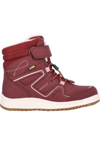 Botte imperméable rouge avec une surface texturée, un col rembourré, une sangle réglable en Velcro et une semelle en caoutchouc. Présente des coutures et des lacets contrastants.