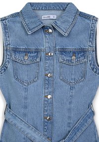 Abito in denim azzurro chiaro con colletto a punta, senza maniche, chiusura con bottoni, due tasche sul petto e una cintura coordinata in tessuto.