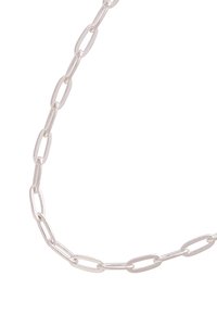 Collana in argento composta da anelli ovali allungati con una finitura liscia e lucida, che riflette la luce e presenta un design uniforme.