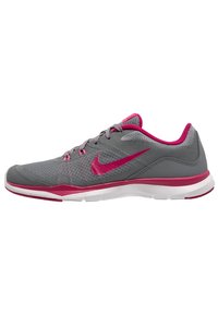 Zapatilla deportiva gris con acentos en rosa, parte superior de malla, cuello acolchado y suela blanca. Presenta un logotipo rosa en el lateral y cordones rosa.
