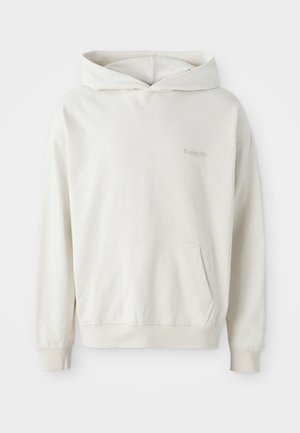 Cream-colored hoodie made of soft fabric with a kangaroo pocket, ribbed cuffs, and a subtle logo on the chest. Hood with wide opening.