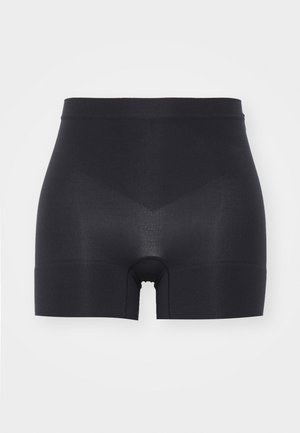 Shorts de gainage noirs avec une texture lisse, une taille haute et une ouverture fonctionnelle en bas. Présente un design sans couture.