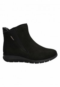 Stivali ankle in suede nera con pannelli elastici laterali, punta rotonda e suola in gomma texturizzata, caratterizzati da un sottile logo sul lato.