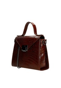 Bruin krokodillen-embossed leren handtas met een gestructureerd ontwerp, bovenhandvat en zilveren kettingdetails. Magnetische sluiting en hoekige silhoutte.