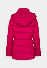 Kurtka puchowa w jaskrawym różu z dopasowaną kapturem, z poziomymi przeszyciami i gładką, błyszczącą powierzchnią.