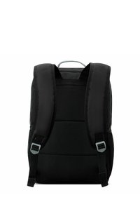 Mochila negra con respaldo y correas acolchadas, con una textura de malla. Incluye correas ajustables y un asa de transporte superior.