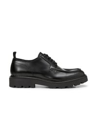 Zapatos de cuero negro con acabado brillante, con puntera redonda, diseño de cordones y suela de goma gruesa con un patrón de relieve.