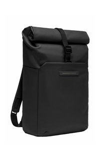 Sac à dos noir à rabat fabriqué à partir de matériau texturé durable, doté d'une sangle ajustable, d'une poche avant avec un accent matériel horizontal.