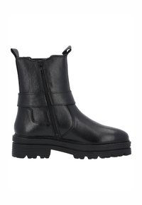 Botas negras hasta el tobillo de cuero texturizado, con cremallera lateral, tacón apilado y tiradores para facilitar su uso.