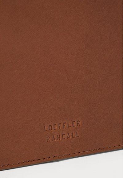 Prodotto in pelle marrone con una texture liscia, caratterizzato da un marchio in rilievo "LOEFFLER RANDALL" e da cuciture sottili lungo il bordo.