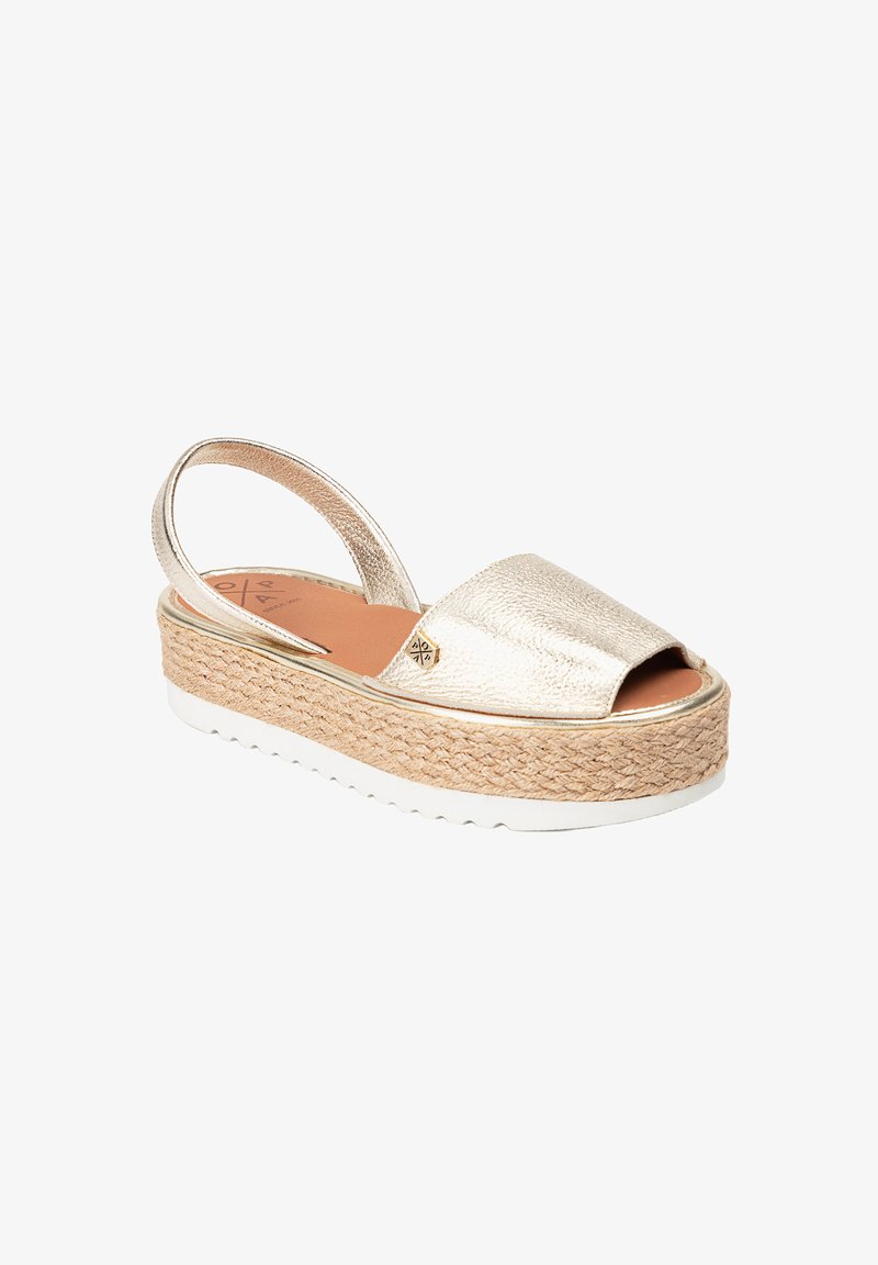Sandalias de plataforma con slingback en metal dorado, con parte superior texturizada, punta abierta, plantilla estilo yute trenzado y suela de goma blanca.
