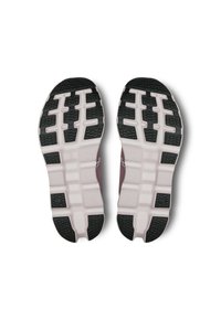 Semelles de chaussures avec un motif de semelle en caoutchouc noir et en mousse rose clair, conçues pour l'adhérence et la flexibilité, montrant une texture détaillée.