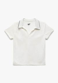 Witte polo met V-hals, korte mouwen en een contrasterende zwarte bies aan de kraag. Gemaakt van gestructureerd materiaal, lichtgewicht en ademend.