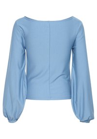 Haut bleu clair à manches longues avec un large décolleté, un corsage ajusté et des manches bouffantes. Texture lisse avec une couture au milieu du dos.