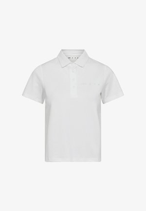 Balta polo krekla, kas izgatavots no teksturēta kokvilnas, ar klasisku apkakli, īsām piedurknēm un mazu logotipu kreisajā krūtīs.