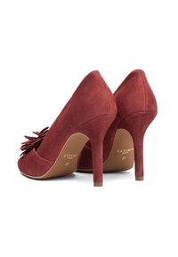 Czerwone szpilki z zamszu o zaokrąglonym nosku, z warstwowym kwiatowym zdobieniem z przodu i smukłym obcasem. Rozmiar 37 oznaczony na podeszwie.