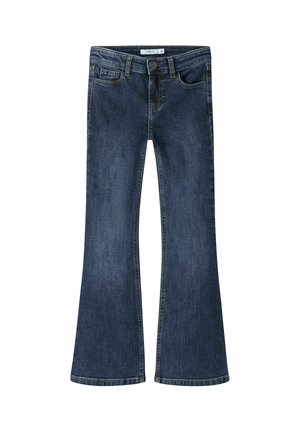 Jean en denim bleu foncé avec jambes évasées, bouton et fermeture éclair à l'avant, et poches visibles à l'avant et à l'arrière.